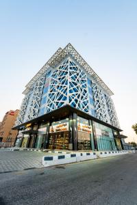 un grand bâtiment avec beaucoup de fenêtres dans l'établissement إطلالة الشاطئ, à Dammam