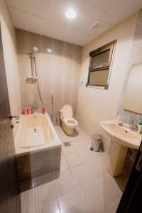 une salle de bains avec baignoire, toilettes et lavabo dans l'établissement إطلالة الشاطئ, à Dammam 11 autres photos