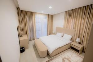 une chambre avec un lit blanc et une fenêtre dans l'établissement إطلالة الشاطئ, à Dammam