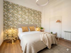 a bedroom with a large bed and a wall mural at Céntrico Apartamento con parking in A Coruña