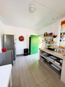 O bucătărie sau chicinetă la Yellow House