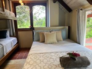 Un dormitorio con una cama grande con una ventana grande. en CASA VIP l, en Puyo