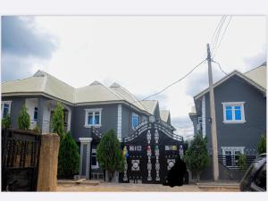 伊洛林EMKO House的前面有黑色围栏的蓝色房子