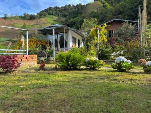 a house with a bunch of flowers in the yard at Eco Amigo el Rincón in Cerro Punta
