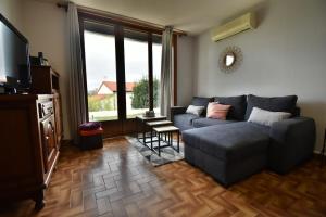 Et tv og/eller underholdning på Appartement avec jolie vue et jardin privatif