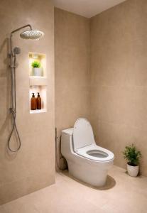 un baño con inodoro y ducha en The Escape Kamala, en Kamala Beach