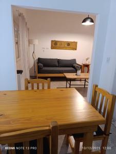 オラバリアにあるDepartamento céntrico planta bajaの木製のテーブルとソファのあるリビングルーム