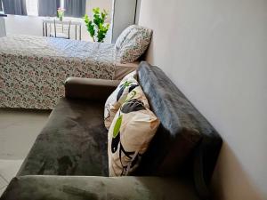 een bank in de hoek van een kamer bij Tropical Loft in Niterói +1 foto