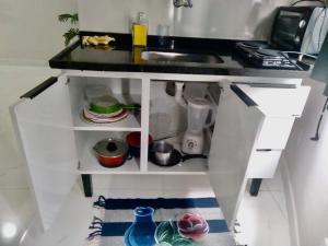 een speelgoedkeuken met een aanrecht en een wastafel bij Tropical Loft in Niterói