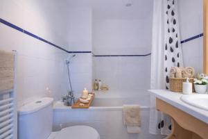 um banheiro branco com vaso sanitário e pia em Résidence & Spa La Grande Cordée - Combloux em Combloux