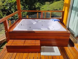 a jacuzzi tub sitting on a deck at Chalé Topázio Gonçalves in Gonçalves +17 photos