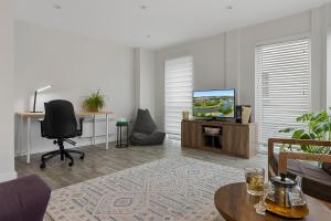 ein Wohnzimmer mit Sessel und Fernseher in der Unterkunft City Pulse Apartment- Short Stays UK in Exeter