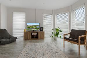 ein Wohnzimmer mit einem Flachbildfernseher auf einem Tisch in der Unterkunft City Pulse Apartment- Short Stays UK in Exeter