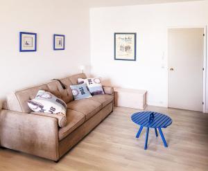 ein Wohnzimmer mit Sofa und Tisch in der Unterkunft La goélette - Les Gîtes de la Côte d'Amour in Le Croisic + 11 Fotos