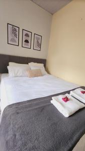 En eller flere senge i et værelse på Sao Luis Praia Studio