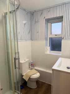 Koupelna v ubytování Palm Court next to the Sea 5 minutes from the Beach + 17 fotografií