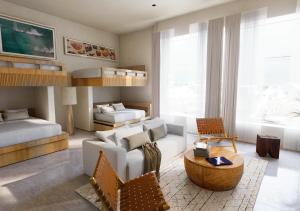 ein Wohnzimmer mit Sofa und Bett in der Unterkunft The Sitio in Virginia Beach