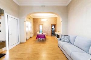 ein Wohnzimmer mit Sofa und Tisch in der Unterkunft CORAL BAY Apartment in Porto Cesareo