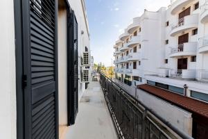 ein Balkon mit Blick auf ein Gebäude in der Unterkunft CORAL BAY Apartment in Porto Cesareo
