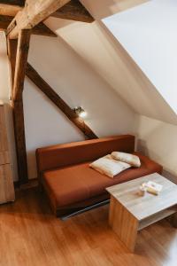 una sala de estar con un sofá y una mesa en Penzion U Skutilů, en Pilníkov