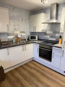 Kuchyň nebo kuchyňský kout v ubytování Palm Court next to the Sea 5 minutes from the Beach