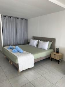 Giường trong phòng chung tại Studio vue mer avec piscine +7 ảnh