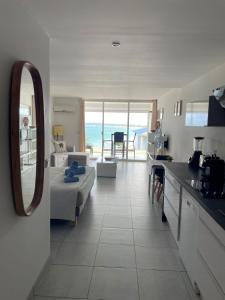 Nhà bếp/bếp nhỏ tại Studio vue mer avec piscine