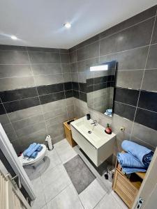 Phòng tắm tại Studio vue mer avec piscine