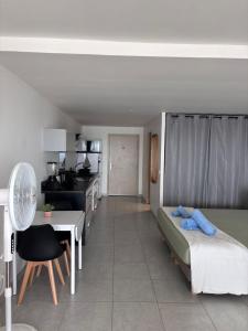 Giường trong phòng chung tại Studio vue mer avec piscine