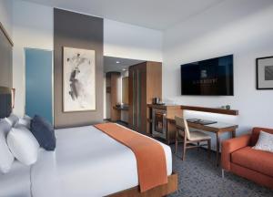 una camera d'albergo con un letto e una scrivania di Black Desert Resort a Ivins