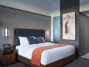 un grande letto in una camera d'albergo con un grande letto sidx sidx sidx. di Black Desert Resort a Ivins