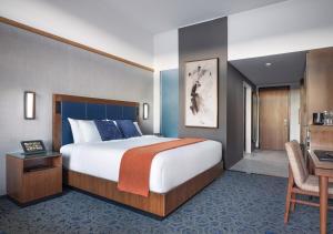 una camera d'albergo con un letto grande e una scrivania di Black Desert Resort a Ivins