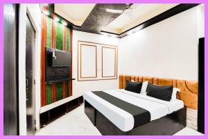 Postel nebo postele na pokoji v ubytování Hotel Shiv Shakti Premium Inn