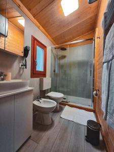 Koupelna v ubytování Hotel Clari + 32 fotografií