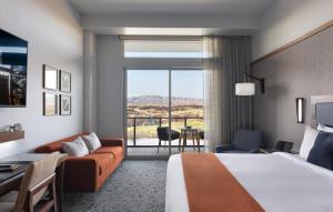 una camera d'albergo con un letto e un divano di Black Desert Resort a Ivins