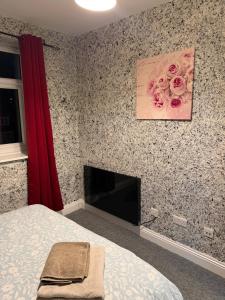 TV a/nebo společenská místnost v ubytování Palm Court next to the Sea 5 minutes from the Beach