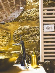 een wastafel met een kraan naast een spiegel bij Corte Lirice Paradiso in Gioia del Colle