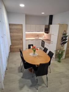 cocina con mesa de madera y sillas y cocina con mesa en Prenočišča Dany APARTMA 2, en Dravograd