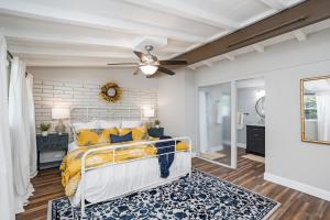 En eller flere senge i et værelse på Fun pool home, 2 miles to Siesta + 48 billeder