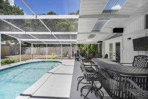 Swimmingpoolen hos eller tæt på Fun pool home, 2 miles to Siesta