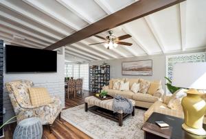 Et tv og/eller underholdning på Fun pool home, 2 miles to Siesta