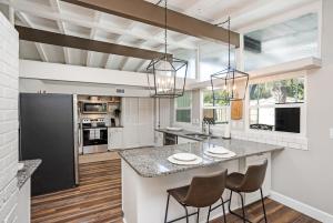 Køkken eller tekøkken på Fun pool home, 2 miles to Siesta