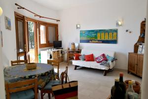 a living room with a table and a couch at Casa Simon tra mare e natura in Sperlonga