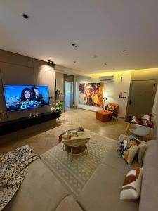 ein Wohnzimmer mit Sofa und Flachbildfernseher in der Unterkunft منوة المساكن in Quai