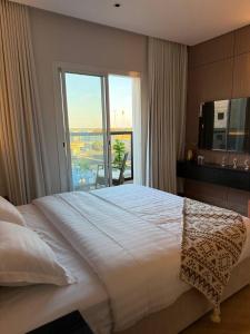 ein Schlafzimmer mit einem großen Bett mit einem großen Fenster in der Unterkunft منوة المساكن in Quai