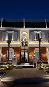 ein weißes Gebäude mit Palmen davor in der Unterkunft منوة المساكن in Quai + 20 Fotos