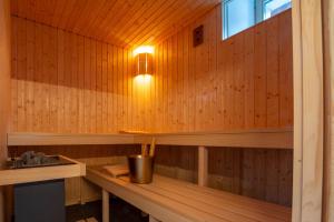 Una sauna con una mesa y una luz en la pared. en Stadel Alpenstern mit Wellnessbereich, en Blitzingen