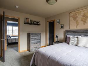 Giường trong phòng chung tại VISTA 406 Modern Mountain Condo