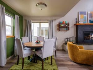 Khu vực ghế ngồi tại VISTA 406 Modern Mountain Condo