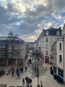 een groep mensen die door een straat lopen bij Luxe Centre Orléans Chatelet I Exclusivité in Orléans